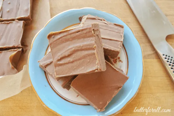 Pieces of low-carb fudge on a plate.