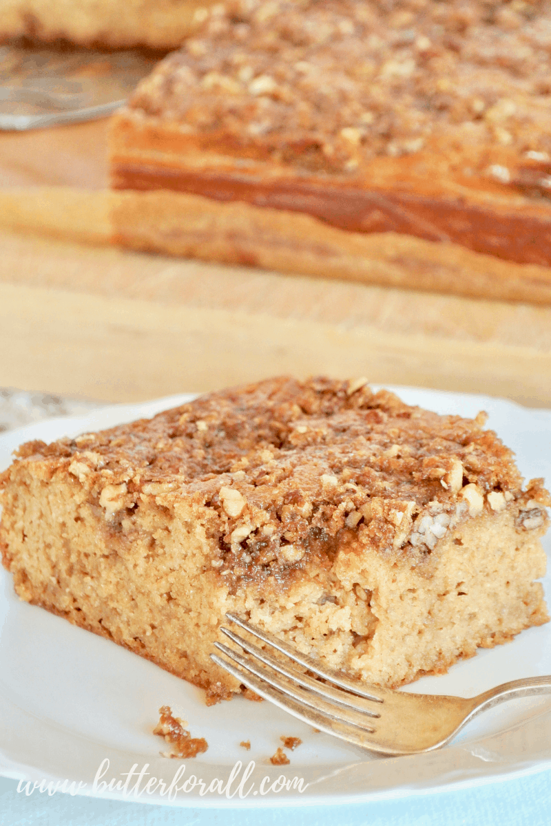 Take a bite of this super soft, buttery cake with a crispy praline topping!